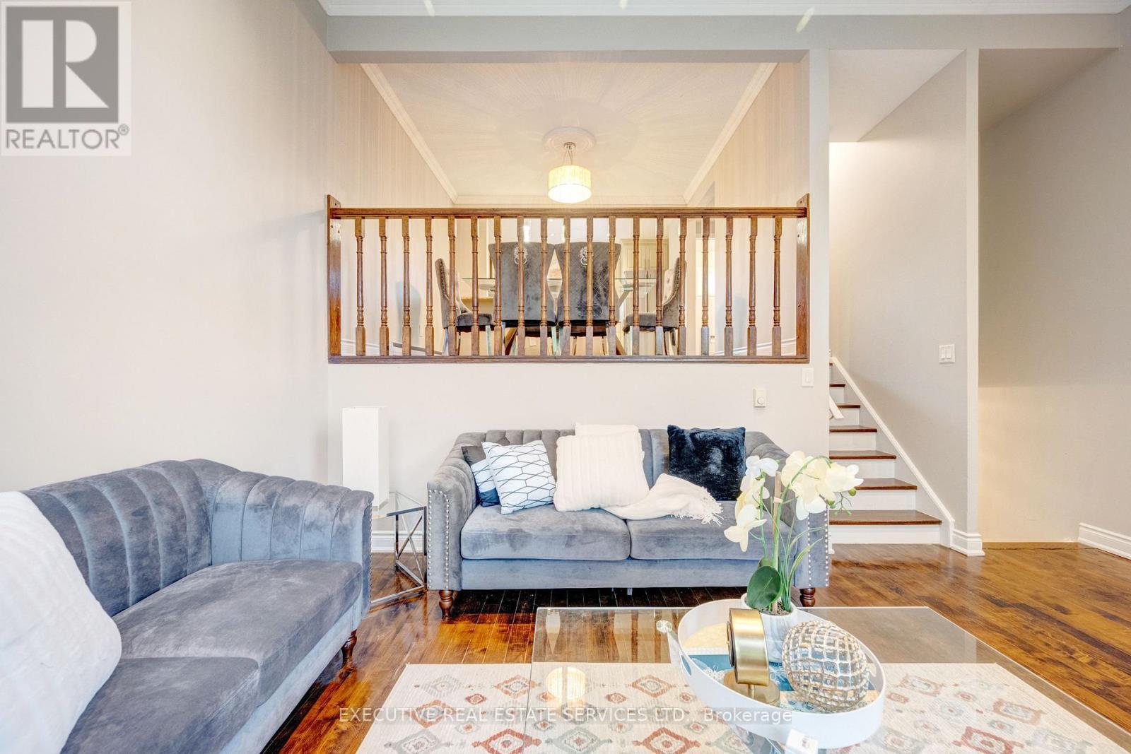 68 Briar Path Nw, Brampton, ON - Indoor Photo Showing Living Room