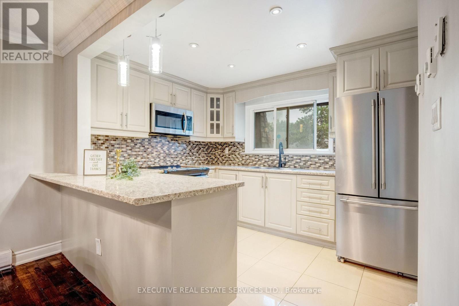 68 Briar Path Nw, Brampton, ON - Indoor Photo Showing Kitchen With Upgraded Kitchen