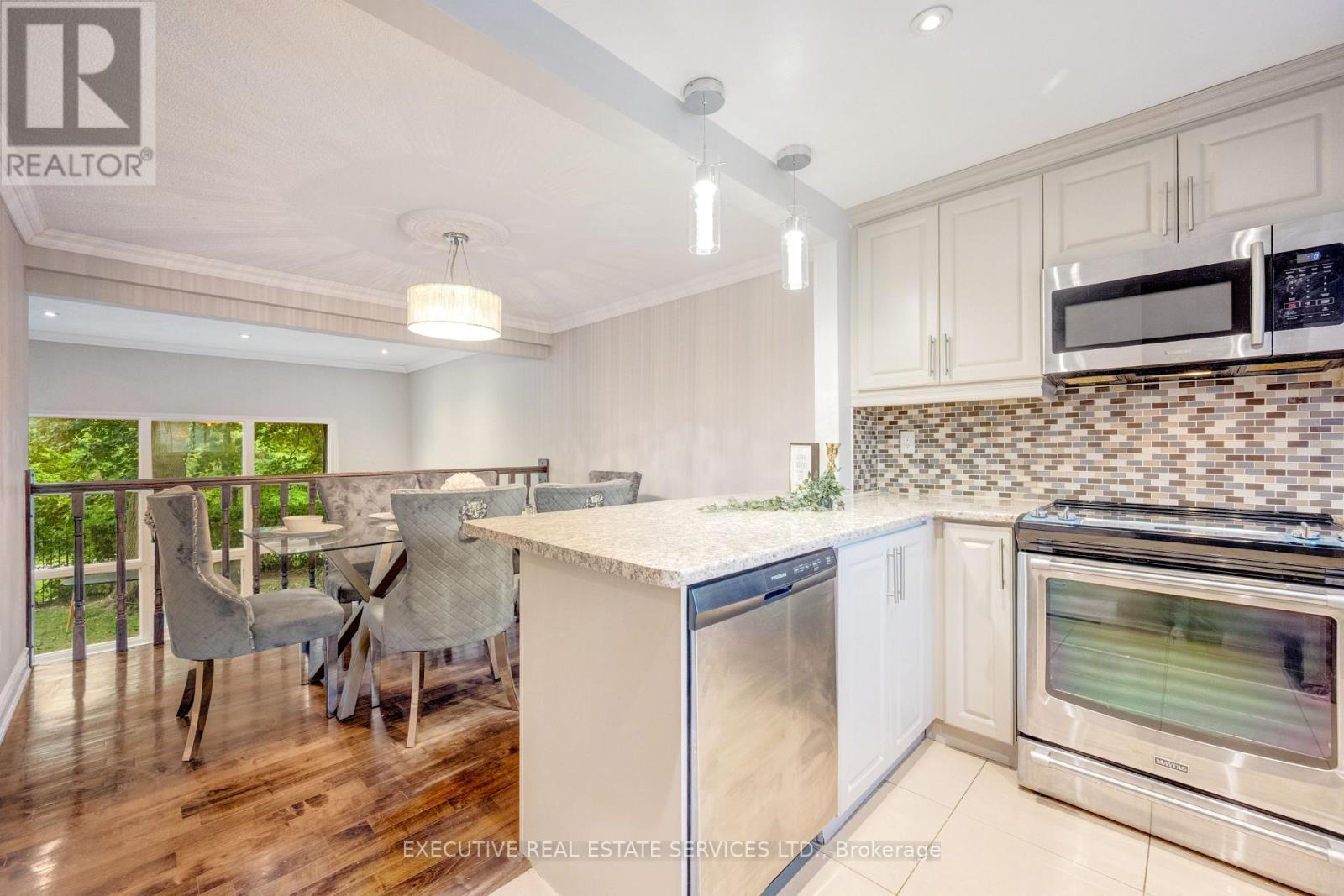 68 Briar Path Nw, Brampton, ON - Indoor Photo Showing Kitchen With Upgraded Kitchen
