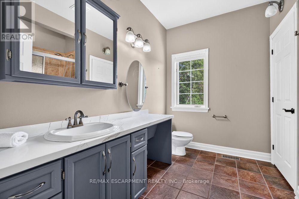 3rd Bathroom (4pc) on the upper level - 110 Concession 11 Road E, Hamilton, ON - Indoor Photo Showing Bathroom