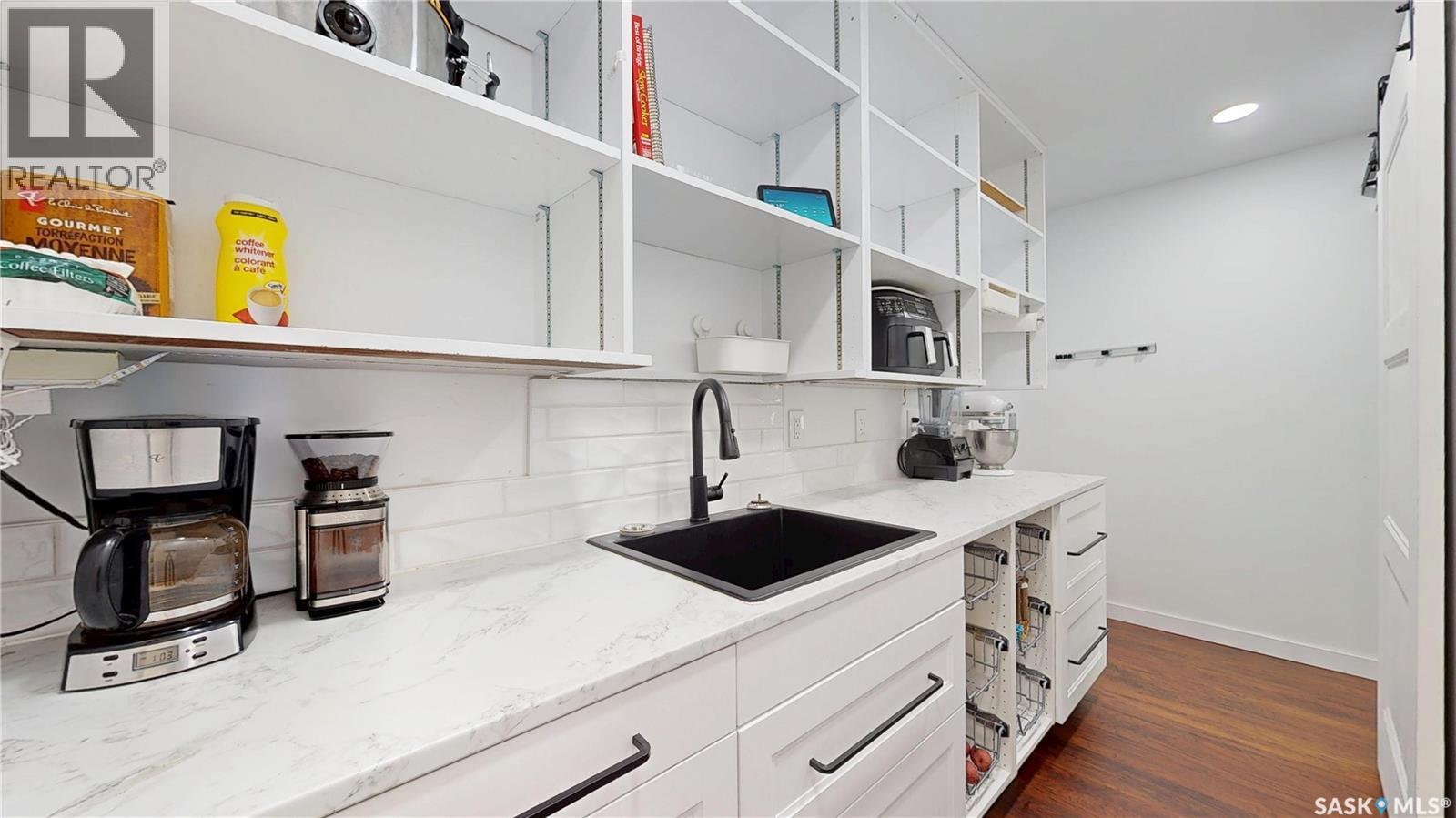 2210 Hanover Crescent E, Regina, SK - Indoor Photo Showing Kitchen