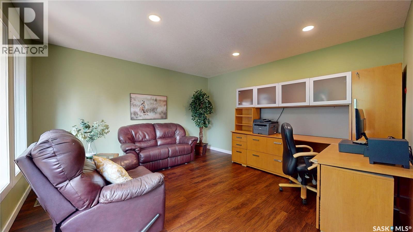 2210 Hanover Crescent E, Regina, SK - Indoor