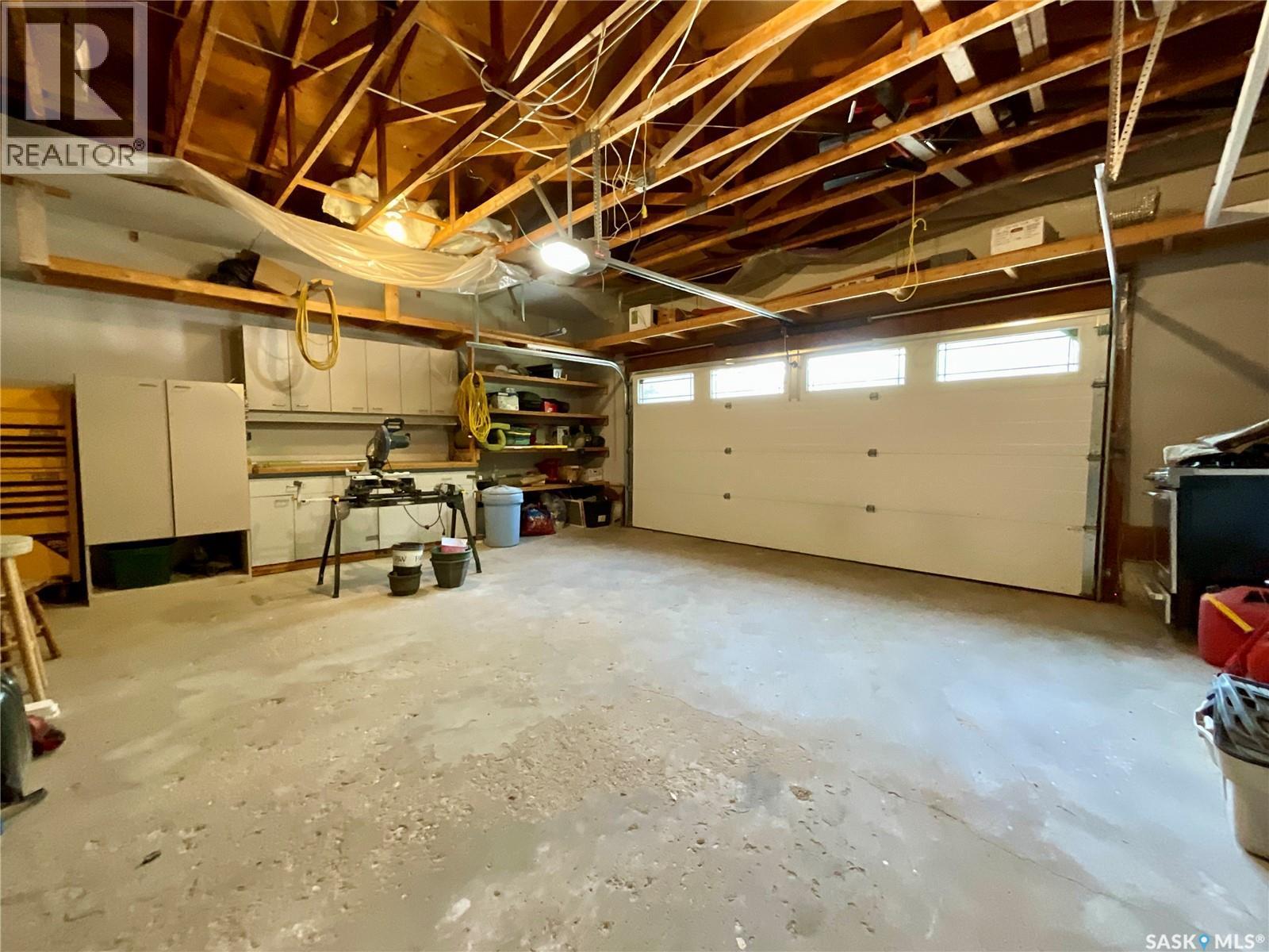 2210 Hanover Crescent E, Regina, SK - Indoor Photo Showing Garage