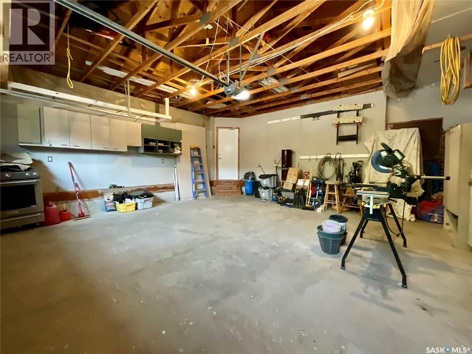 2210 Hanover Crescent E, Regina, SK - Indoor