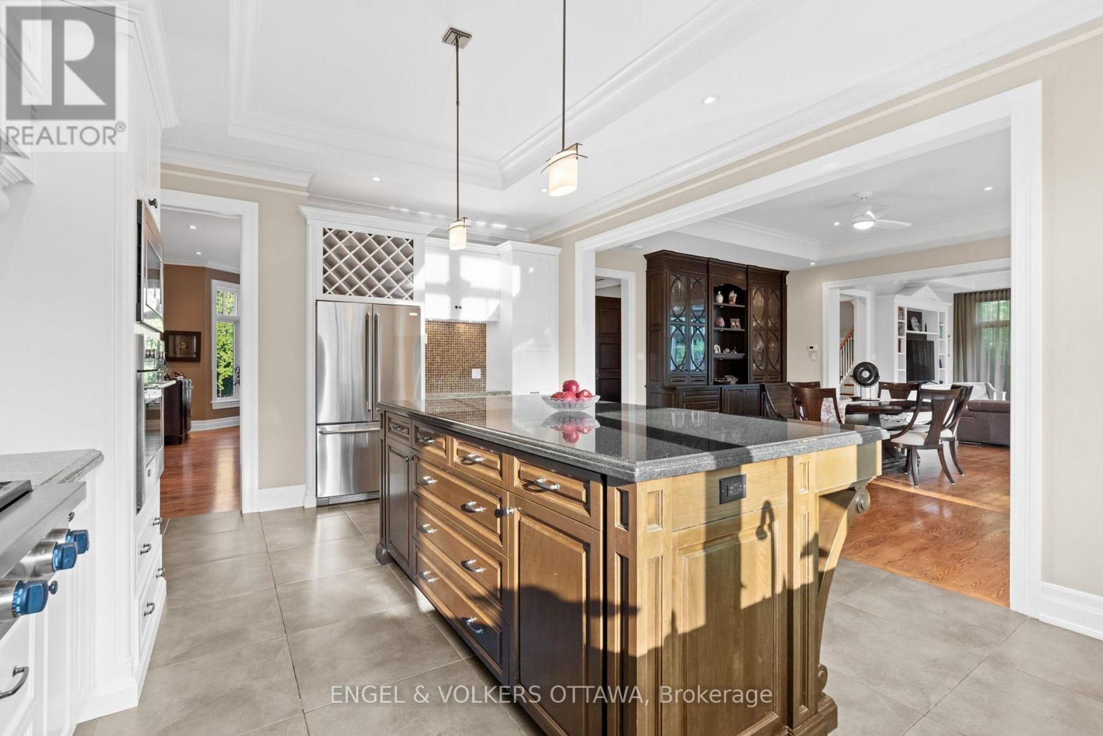 1408 Blackhorse Court, Ottawa, ON - Indoor Photo Showing Kitchen With Upgraded Kitchen