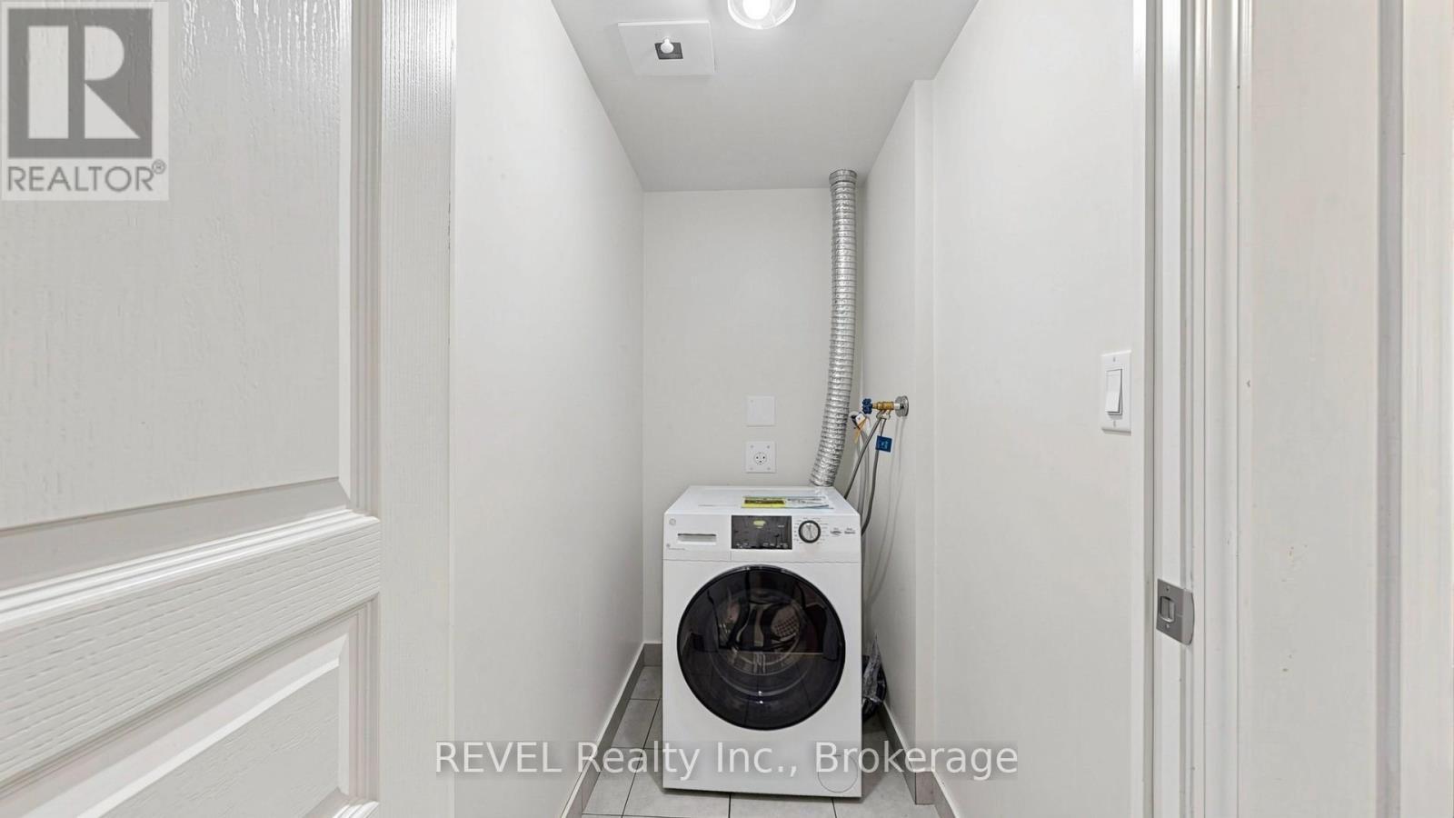 306 - 352 Front Street W, Toronto (Waterfront Communities), ON - Indoor Photo Showing Laundry Room