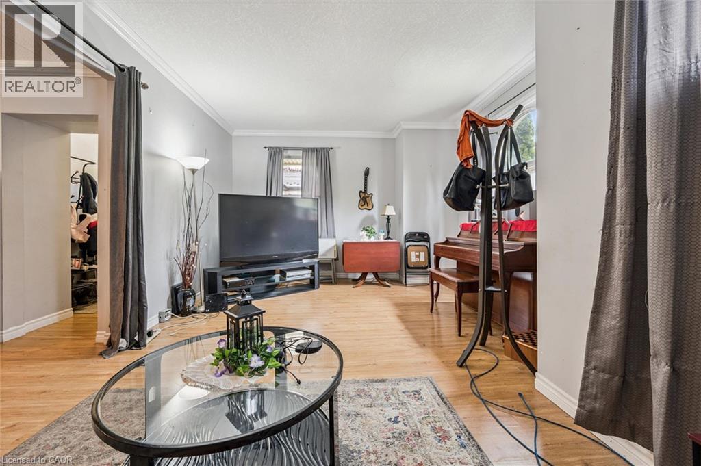 27 Roseview Avenue, Cambridge, ON - Indoor Photo Showing Living Room