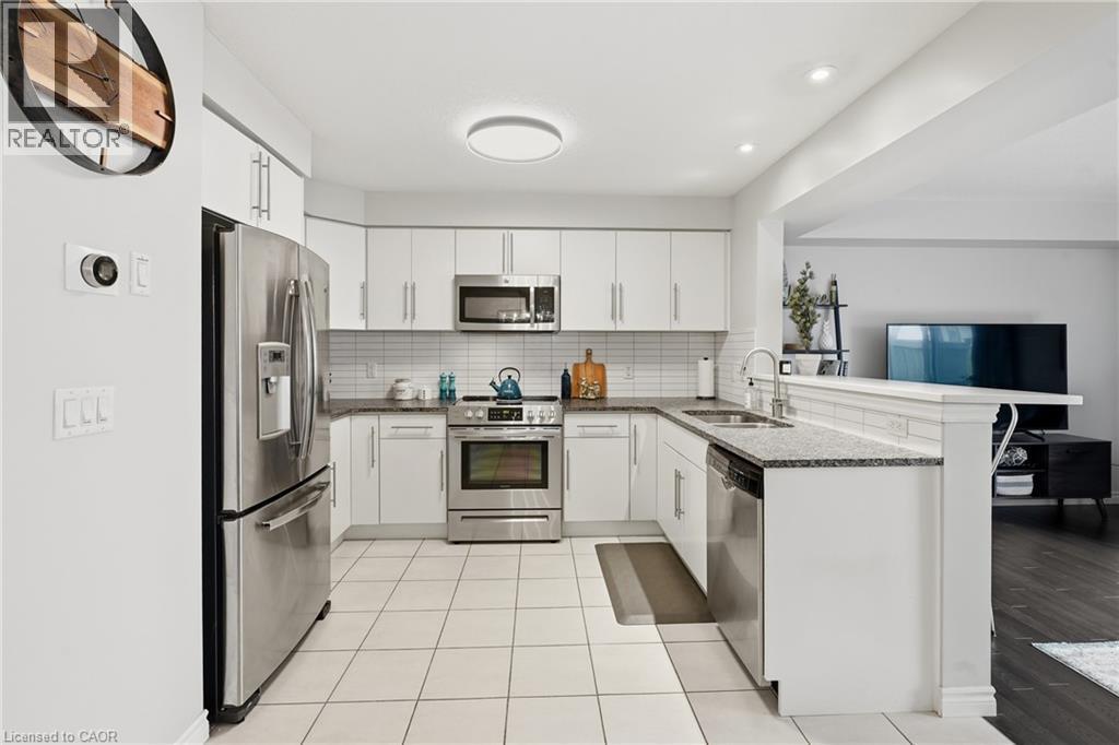 635 Saginaw Parkway Unit# 72, Cambridge, ON - Indoor Photo Showing Kitchen With Stainless Steel Kitchen With Double Sink With Upgraded Kitchen