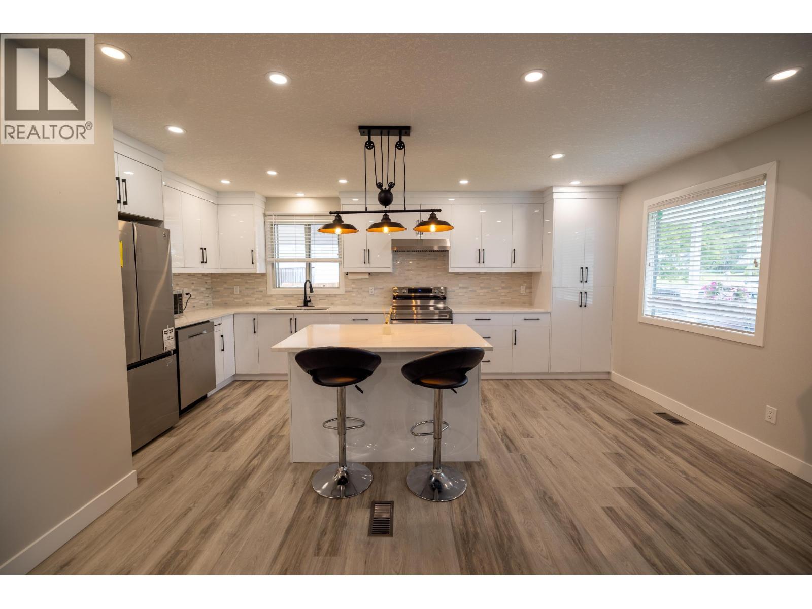 331 Killoren Crescent, Prince George, BC - Indoor Photo Showing Kitchen With Upgraded Kitchen