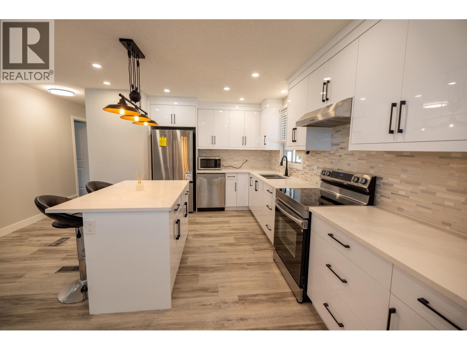 331 Killoren Crescent, Prince George, BC - Indoor Photo Showing Kitchen
