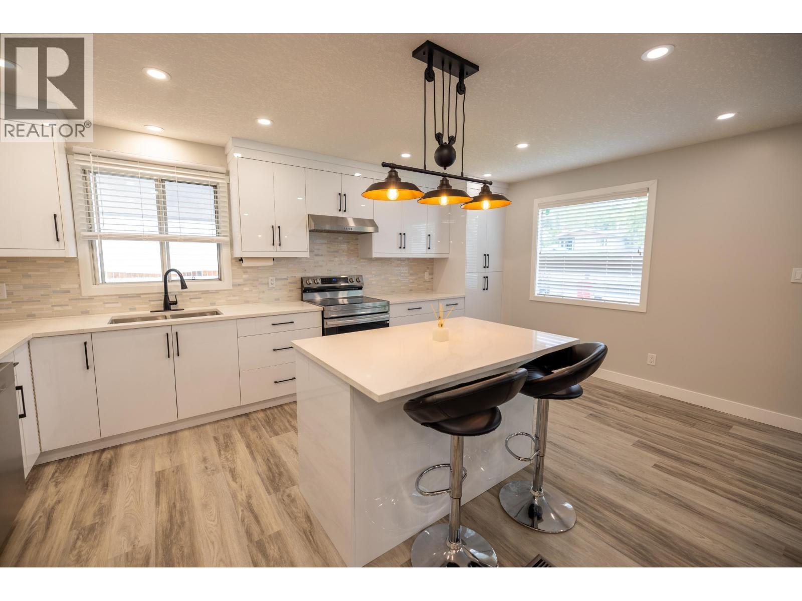 331 Killoren Crescent, Prince George, BC - Indoor Photo Showing Kitchen