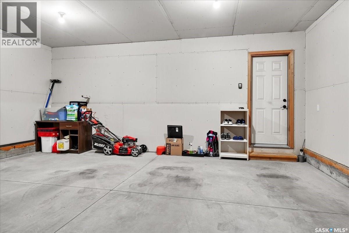 4029 Alton Crescent, Regina, SK - Indoor Photo Showing Garage