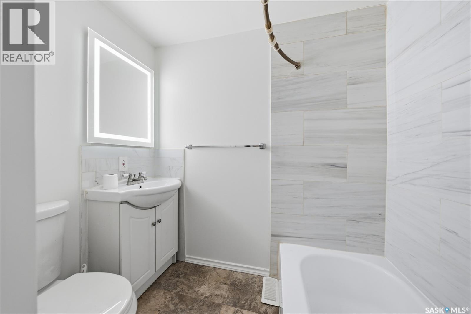 825 L Avenue N, Saskatoon, SK - Indoor Photo Showing Bathroom