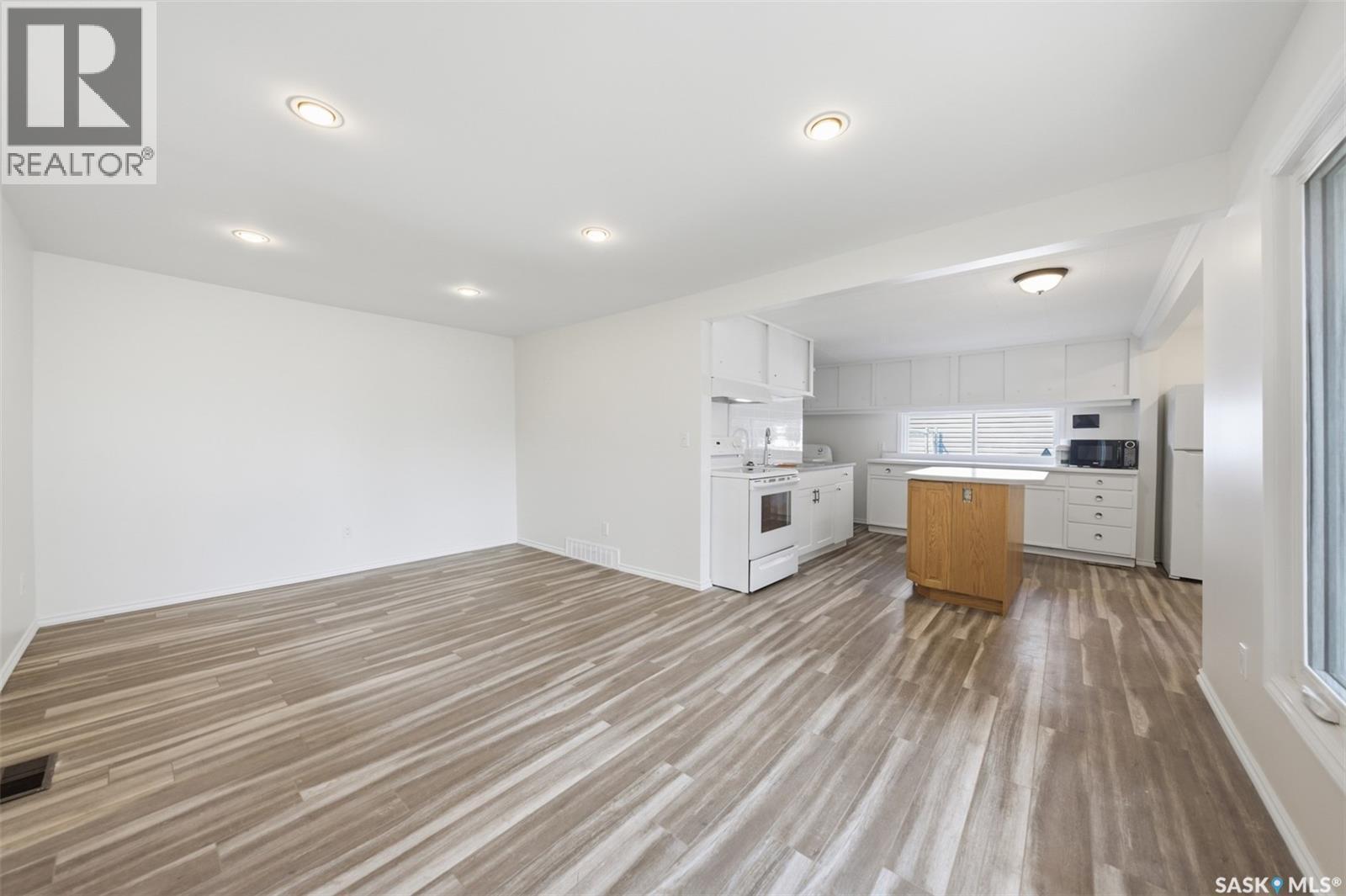 825 L Avenue N, Saskatoon, SK - Indoor Photo Showing Kitchen