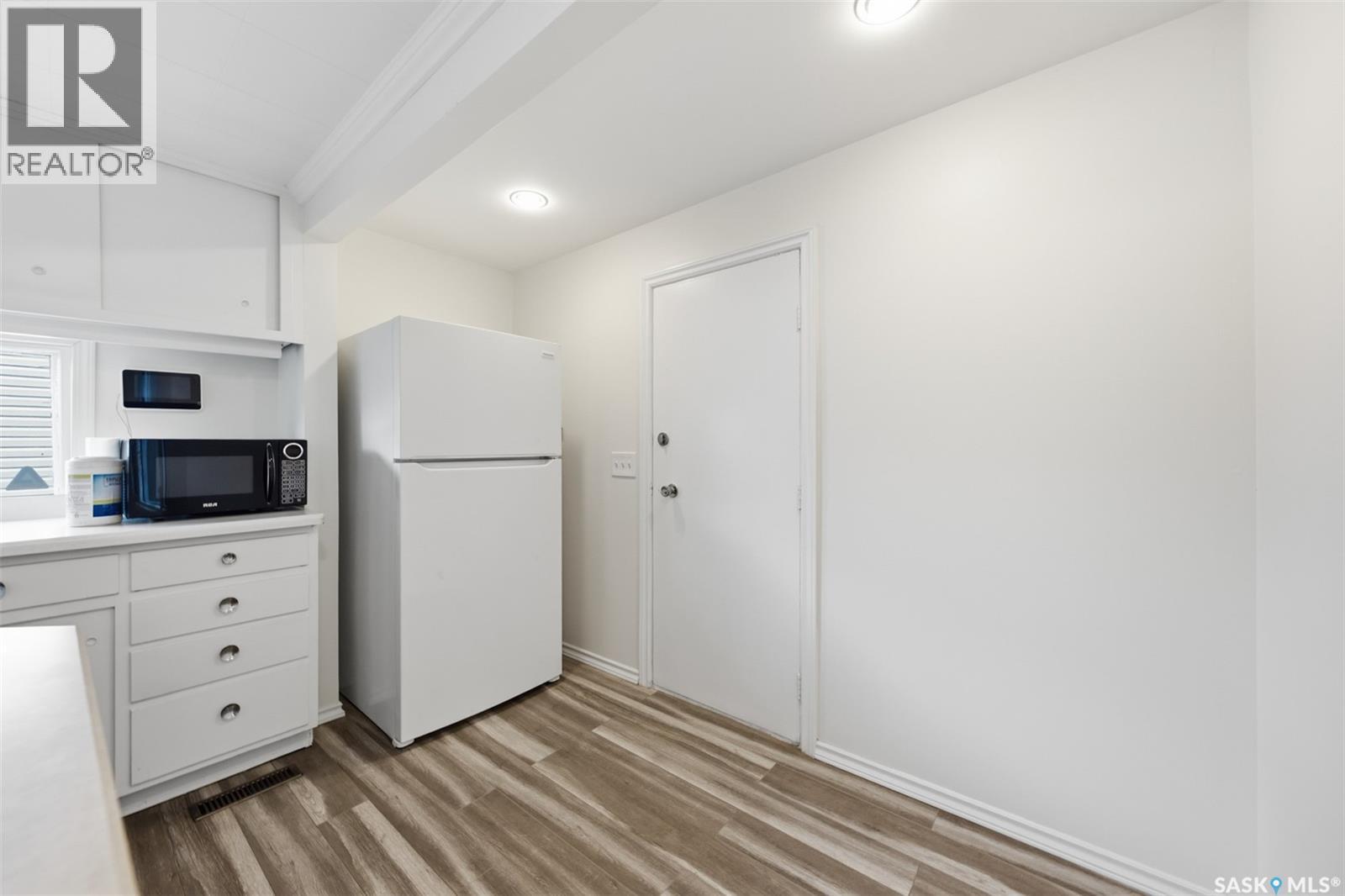 825 L Avenue N, Saskatoon, SK - Indoor Photo Showing Kitchen