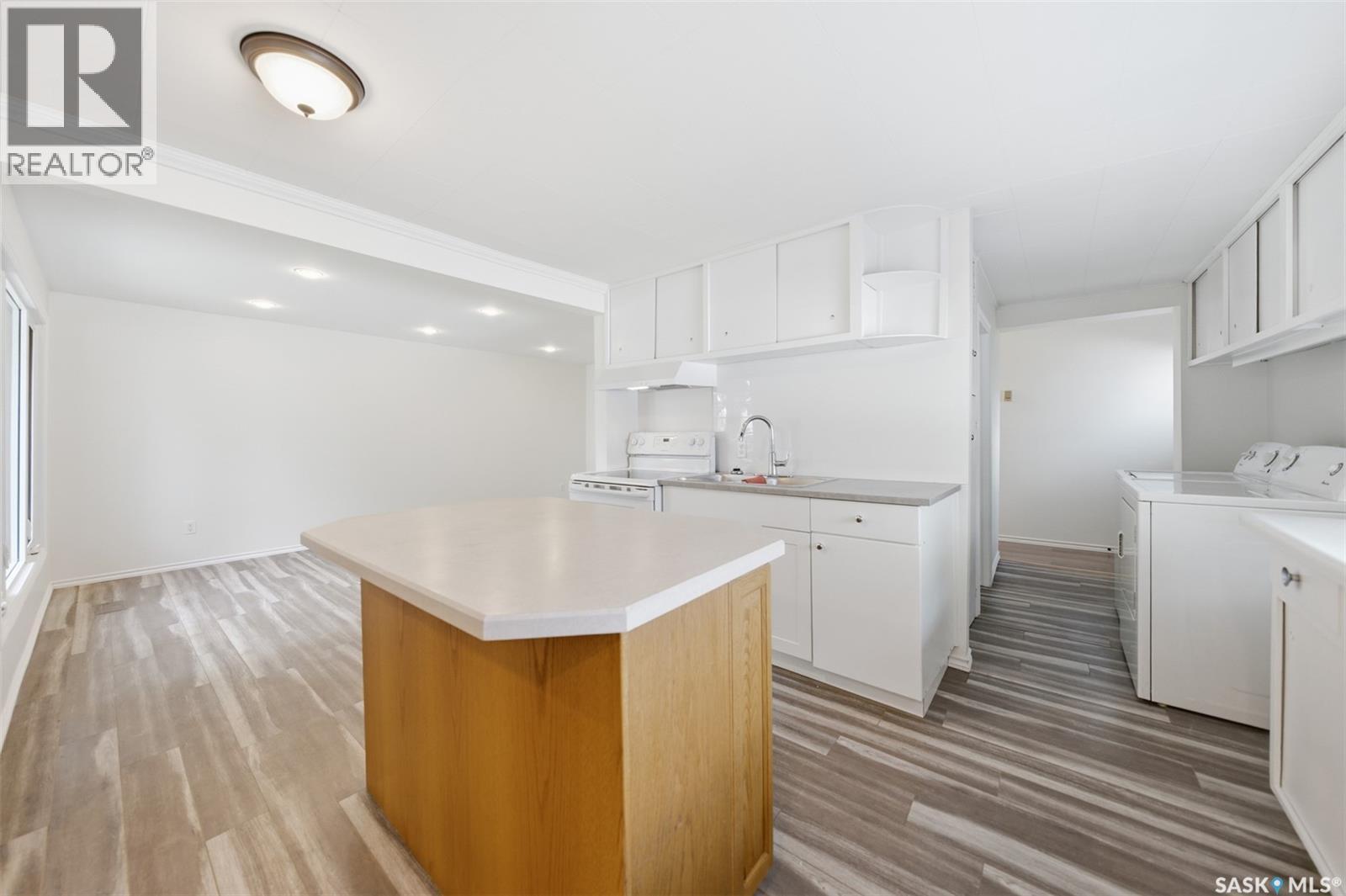825 L Avenue N, Saskatoon, SK - Indoor Photo Showing Laundry Room