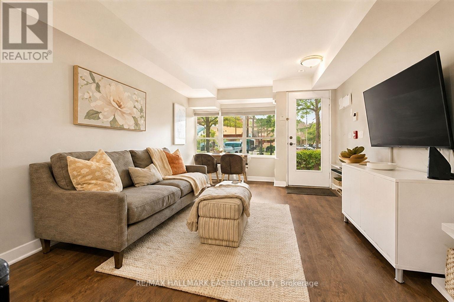 11 Superior 1Bedroom Plus 1 - Th3 - 11 Superior Avenue, Toronto (Mimico), ON - Indoor Photo Showing Living Room