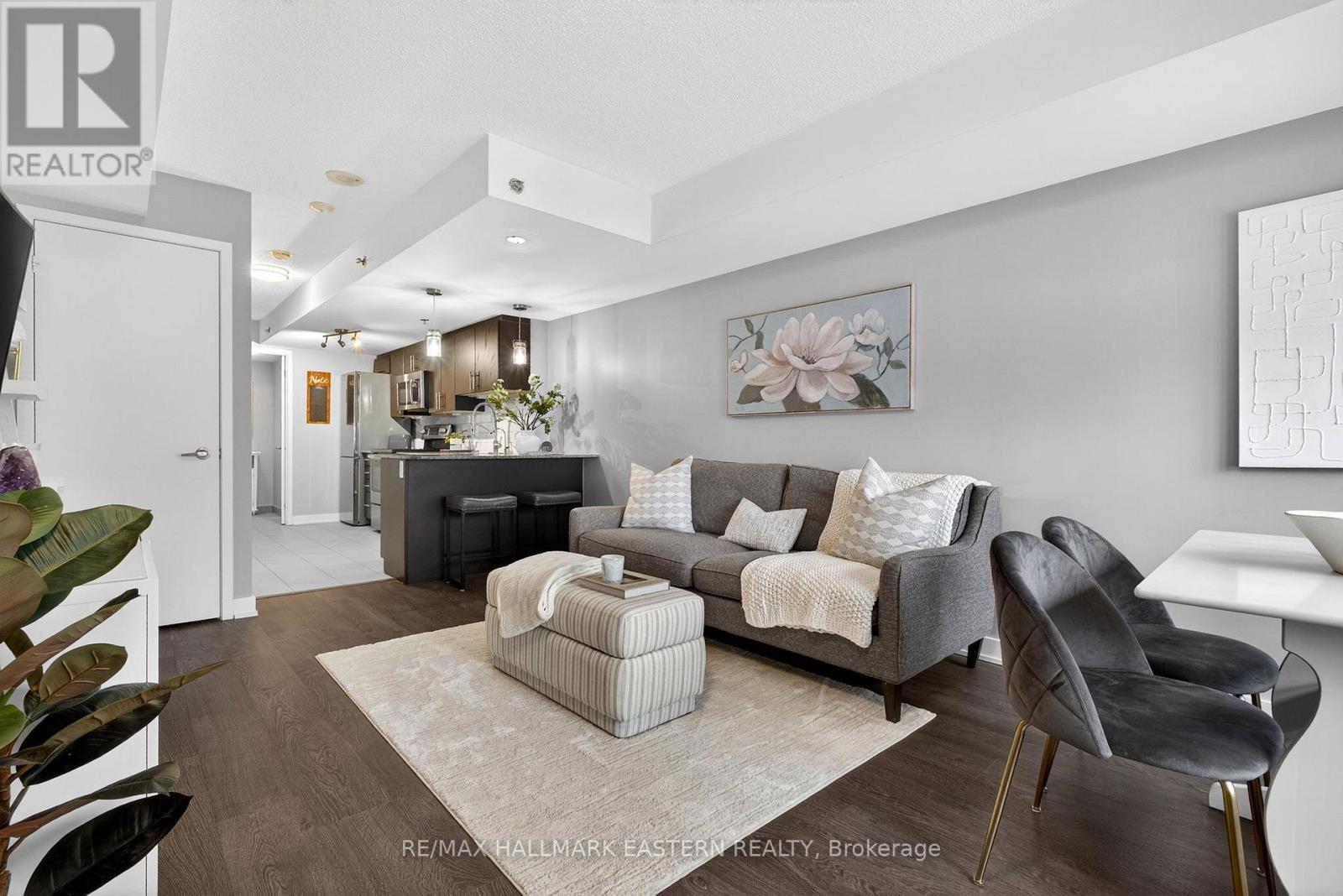 Living Room - Th3 - 11 Superior Avenue, Toronto (Mimico), ON - Indoor Photo Showing Living Room