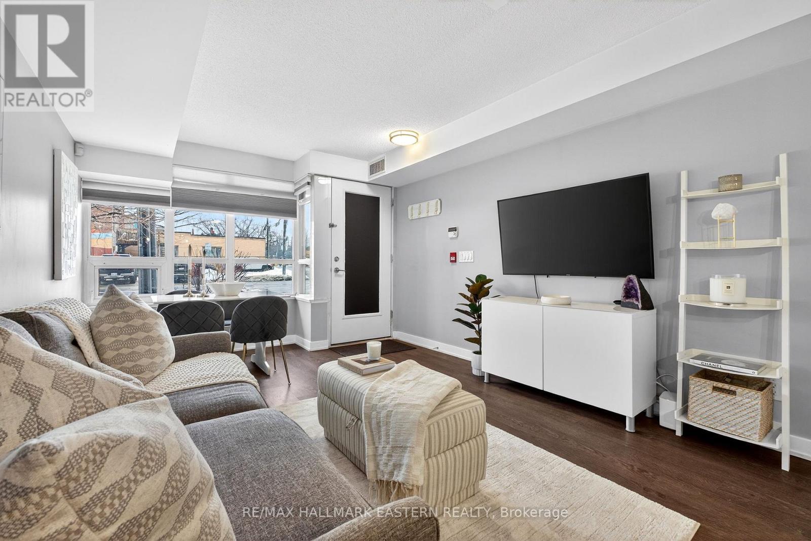 Living Room - Th3 - 11 Superior Avenue, Toronto (Mimico), ON - Indoor Photo Showing Living Room