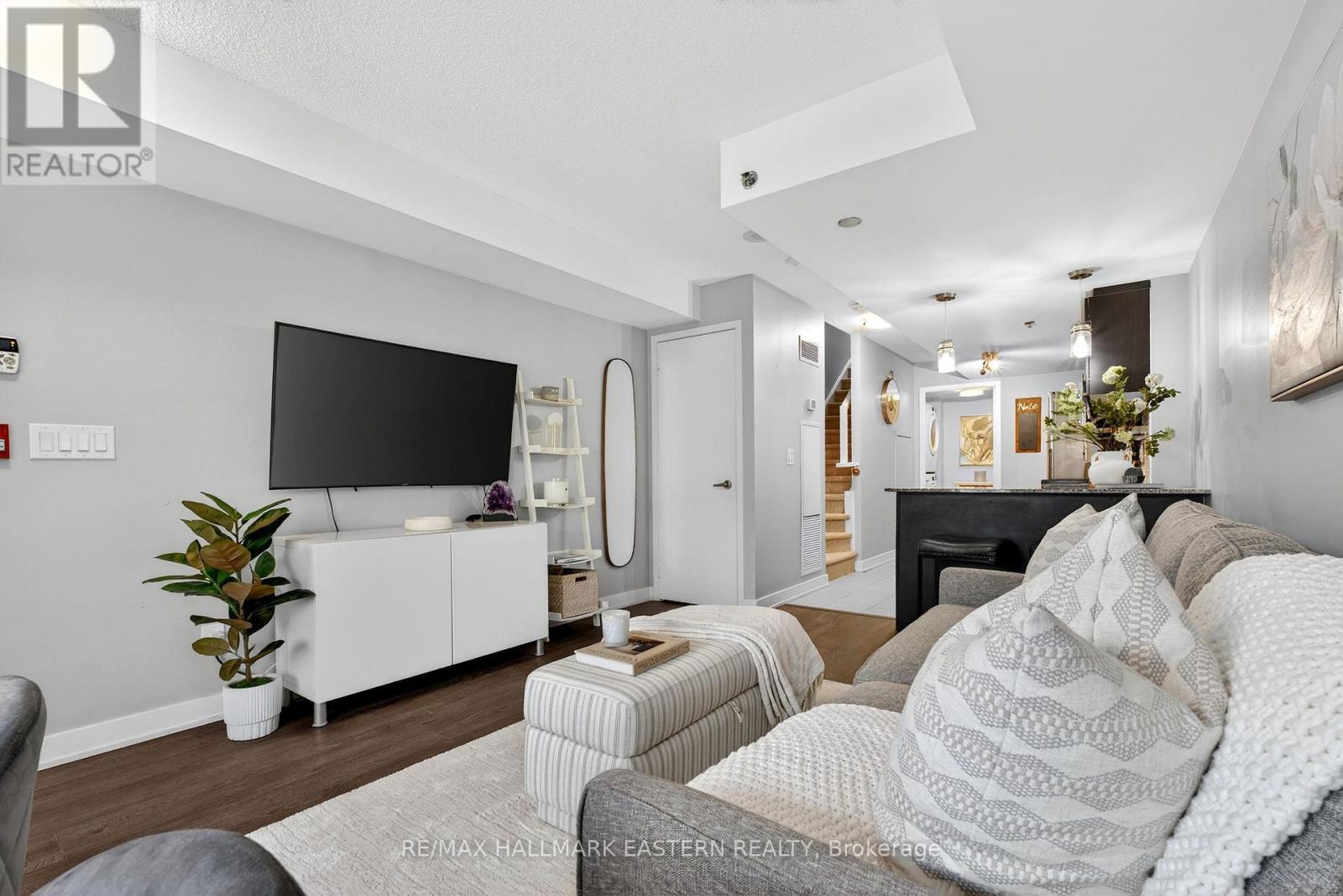 Living Room - Th3 - 11 Superior Avenue, Toronto (Mimico), ON - Indoor Photo Showing Living Room