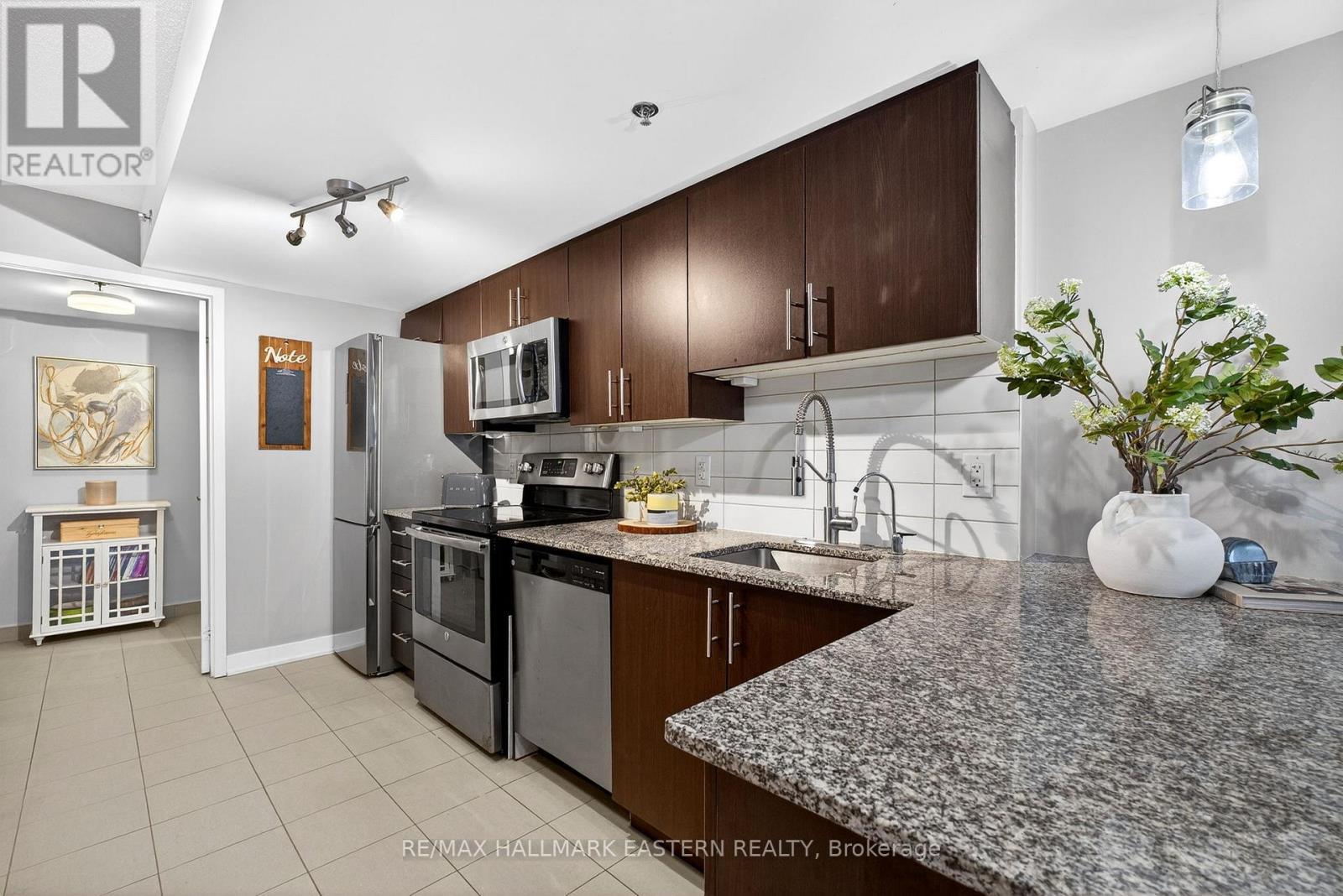 Large Kitchen - Th3 - 11 Superior Avenue, Toronto (Mimico), ON - Indoor Photo Showing Kitchen With Upgraded Kitchen