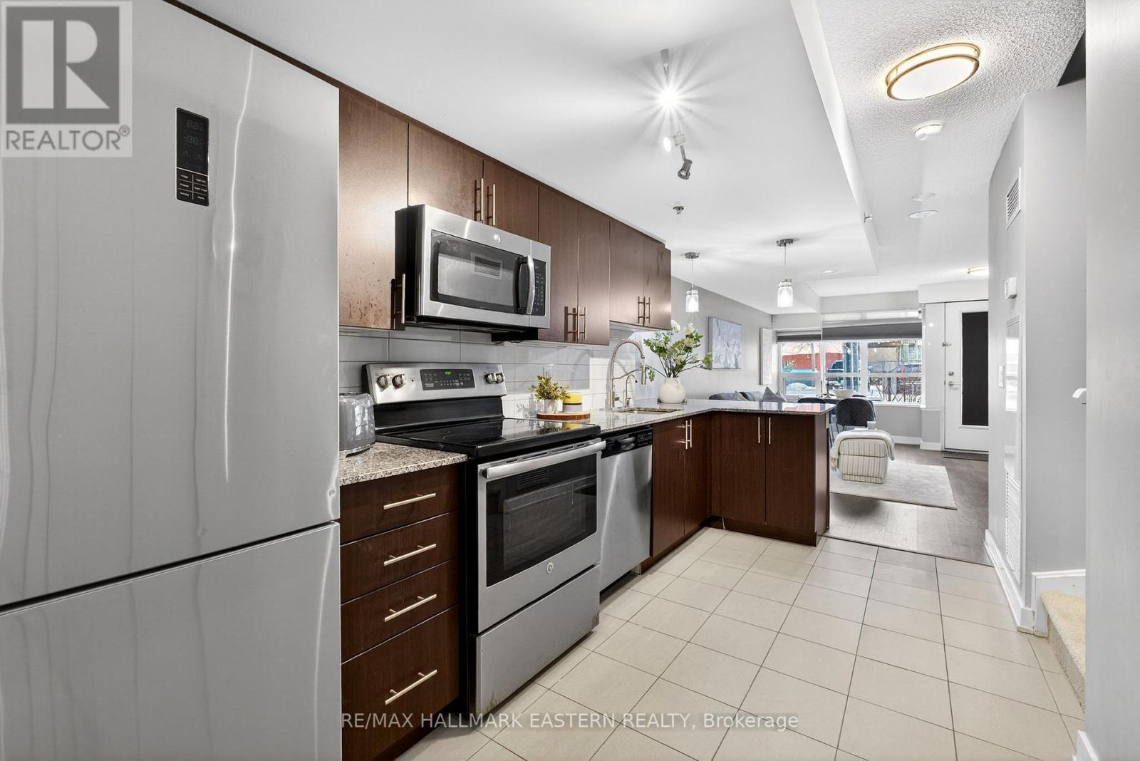 Large Kitchen - Th3 - 11 Superior Avenue, Toronto (Mimico), ON - Indoor Photo Showing Kitchen