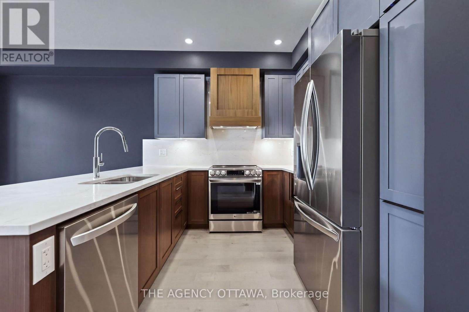 1202 Spoor Street, Ottawa, ON - Indoor Photo Showing Kitchen With Double Sink With Upgraded Kitchen