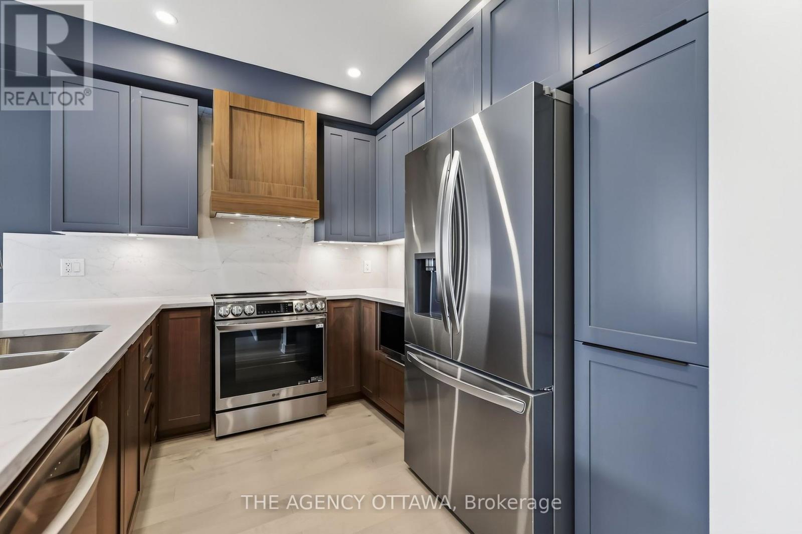 1202 Spoor Street, Ottawa, ON - Indoor Photo Showing Kitchen With Double Sink With Upgraded Kitchen
