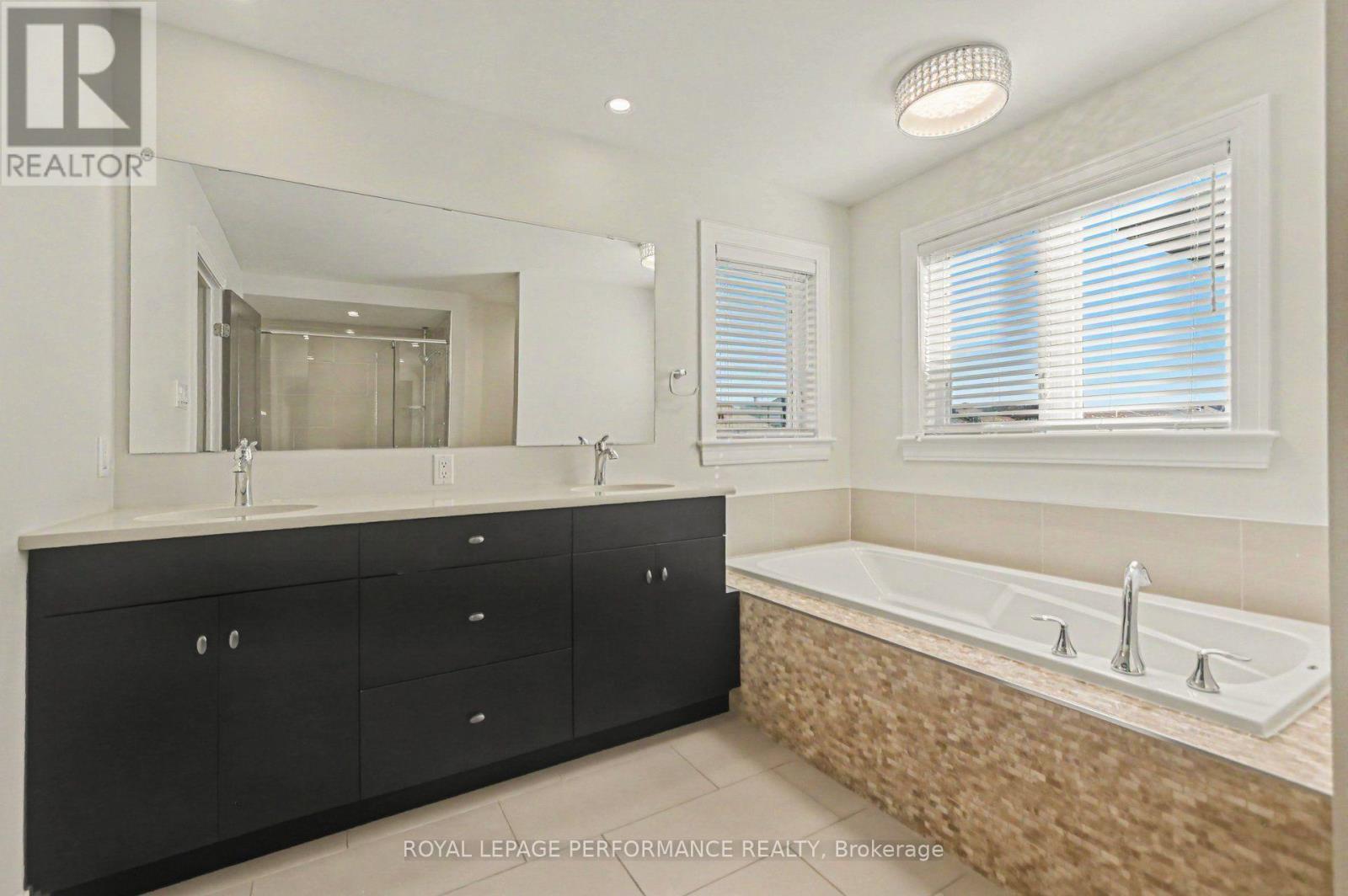 523 Adamson Crescent, Ottawa, ON - Indoor Photo Showing Bathroom