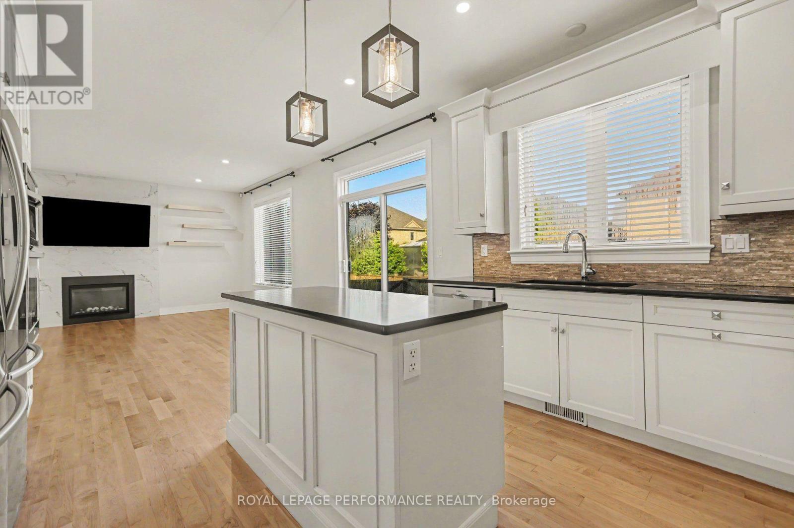 523 Adamson Crescent, Ottawa, ON - Indoor Photo Showing Kitchen With Upgraded Kitchen