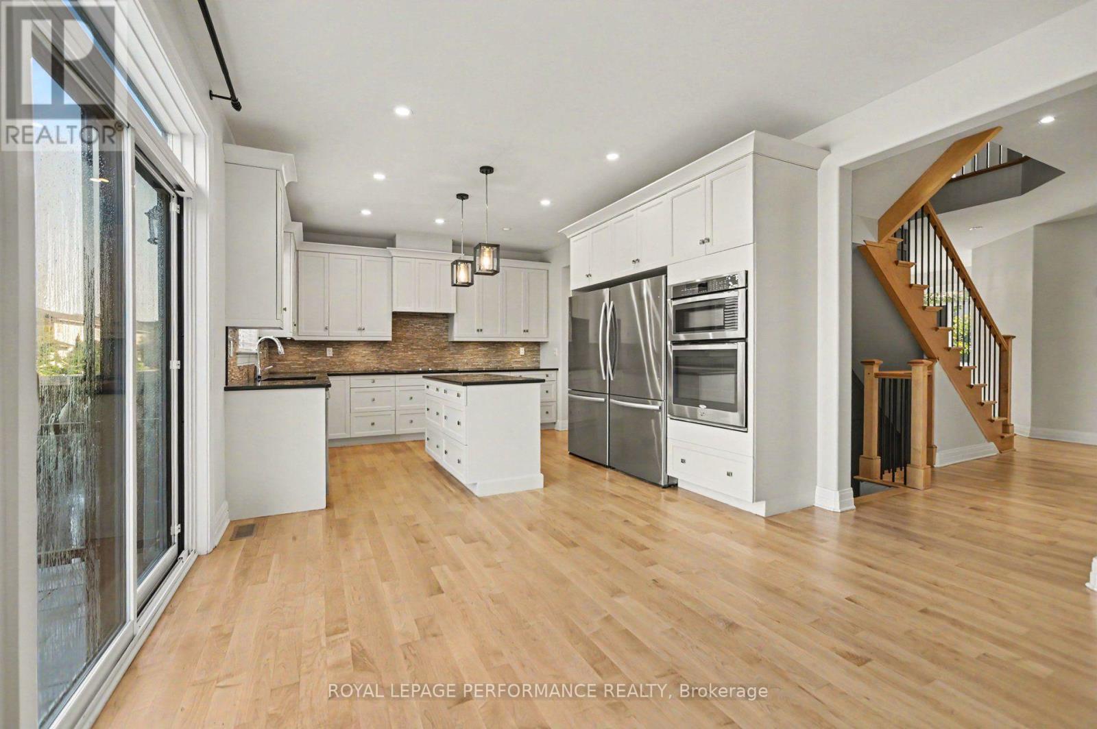 523 Adamson Crescent, Ottawa, ON - Indoor Photo Showing Kitchen With Upgraded Kitchen