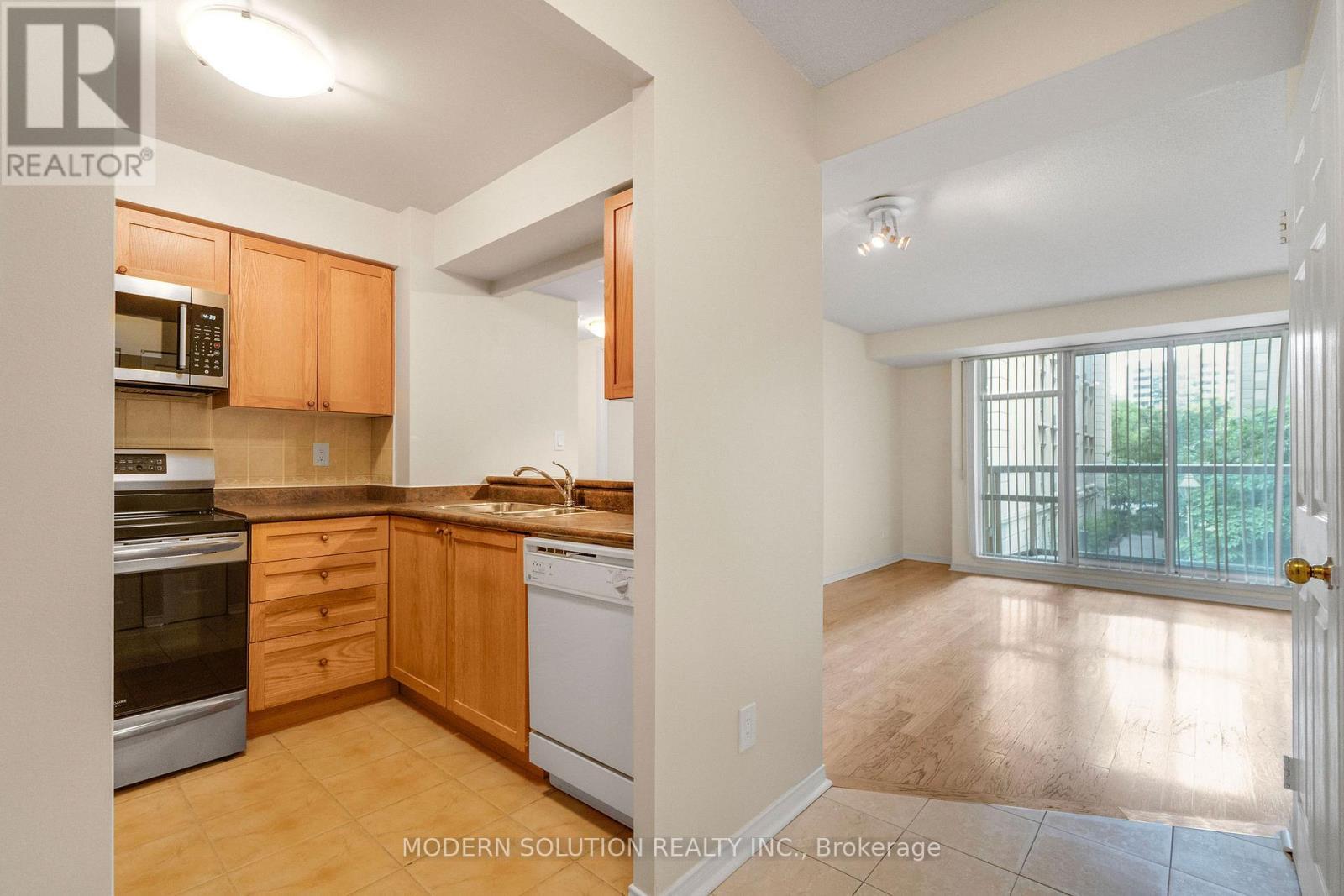 201 - 99 Hayden Street, Toronto, ON - Indoor Photo Showing Kitchen