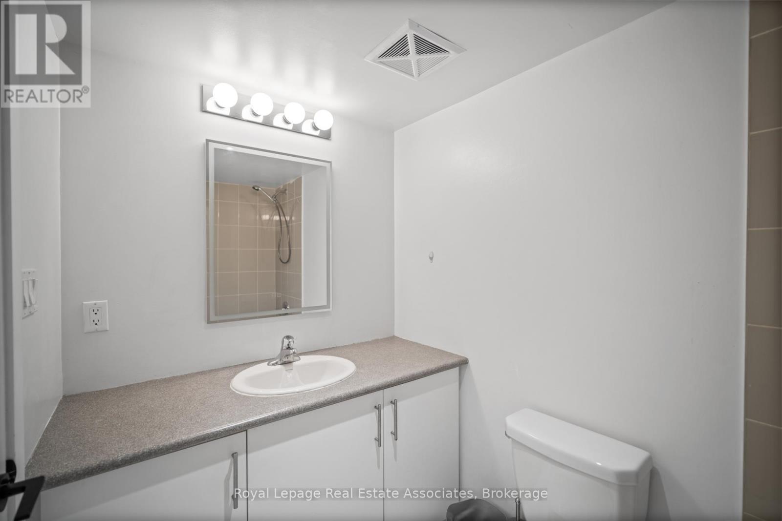 40 - 2059 Weston Road, Toronto, ON - Indoor Photo Showing Bathroom