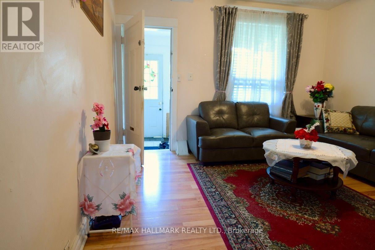 47 Dentonia Park Avenue, Toronto, ON - Indoor Photo Showing Living Room