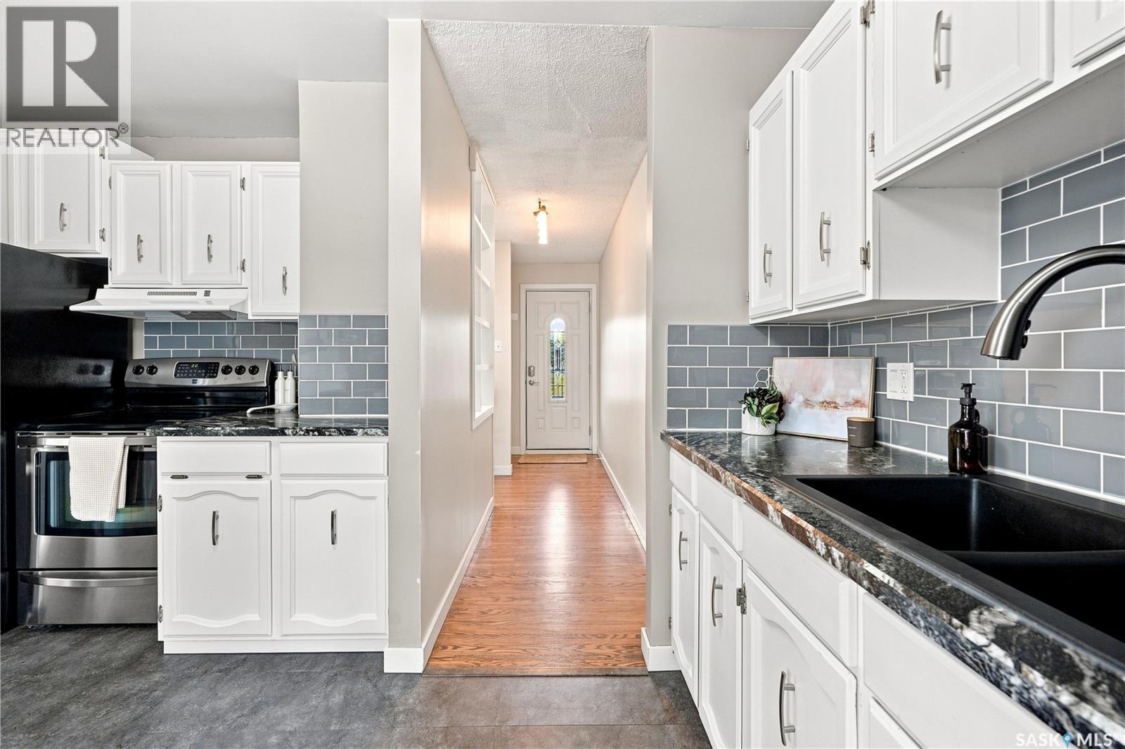 2302 Hanover Avenue, Saskatoon, SK - Indoor Photo Showing Kitchen