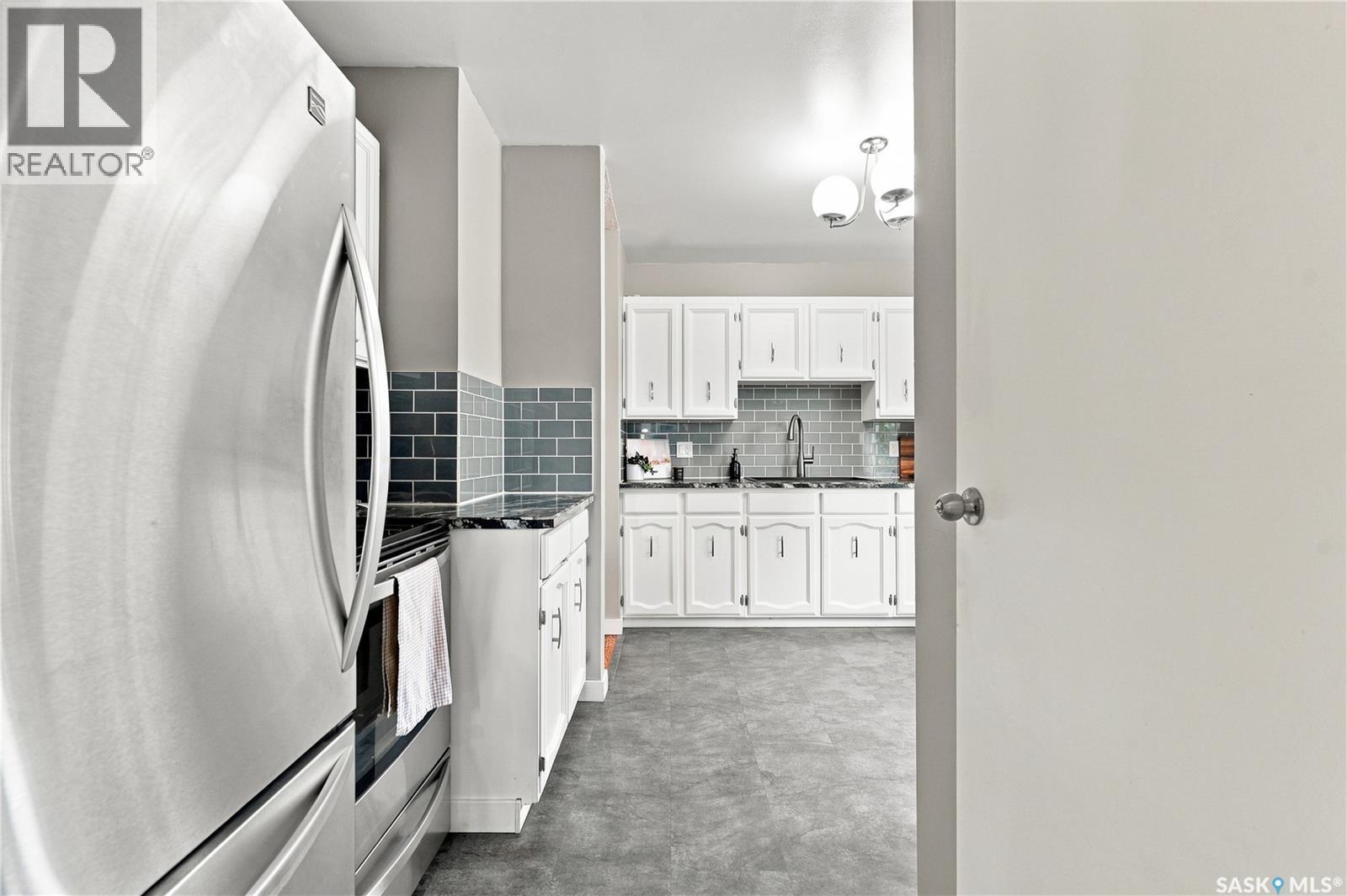 2302 Hanover Avenue, Saskatoon, SK - Indoor Photo Showing Kitchen