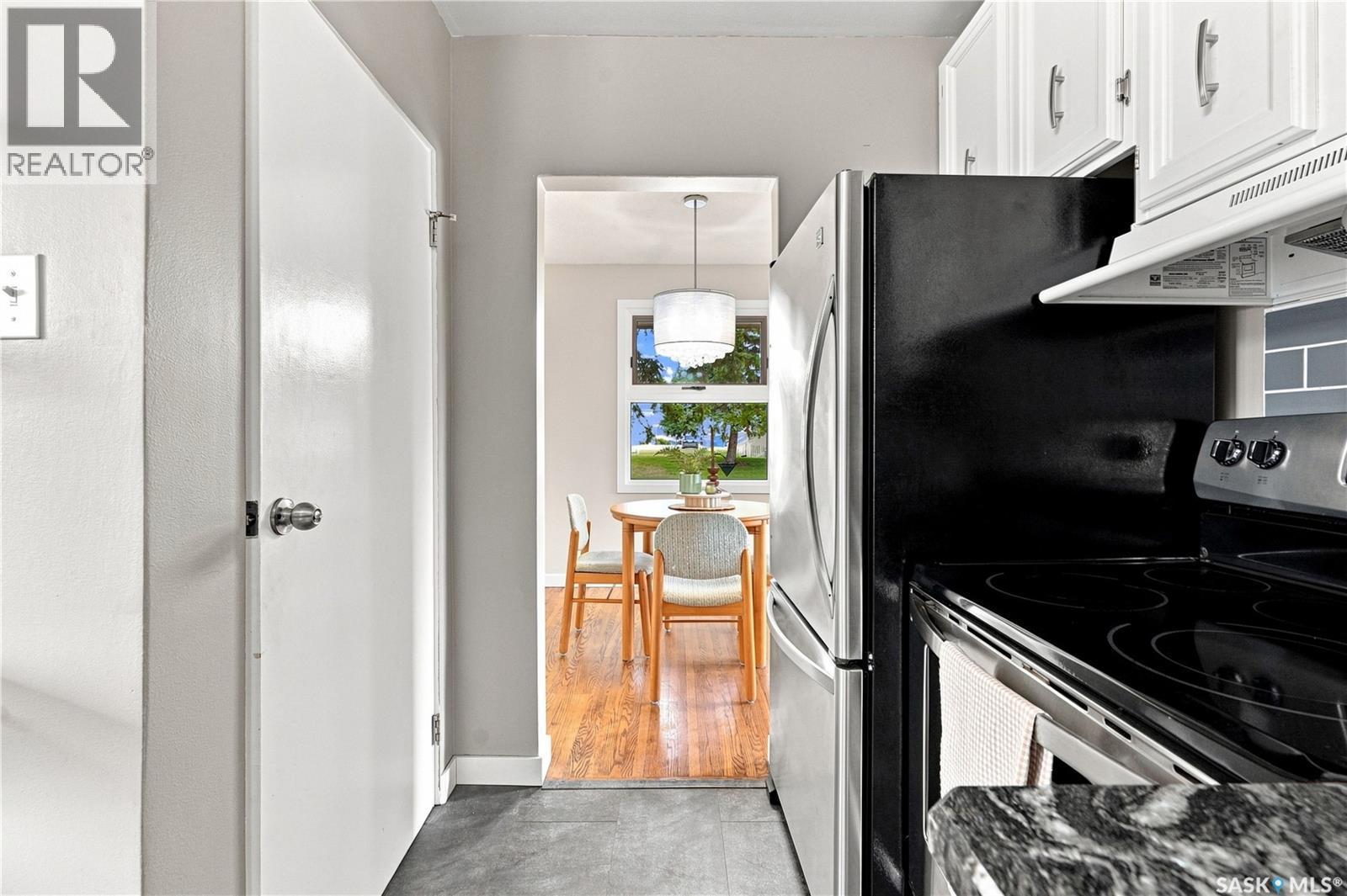 2302 Hanover Avenue, Saskatoon, SK - Indoor Photo Showing Kitchen