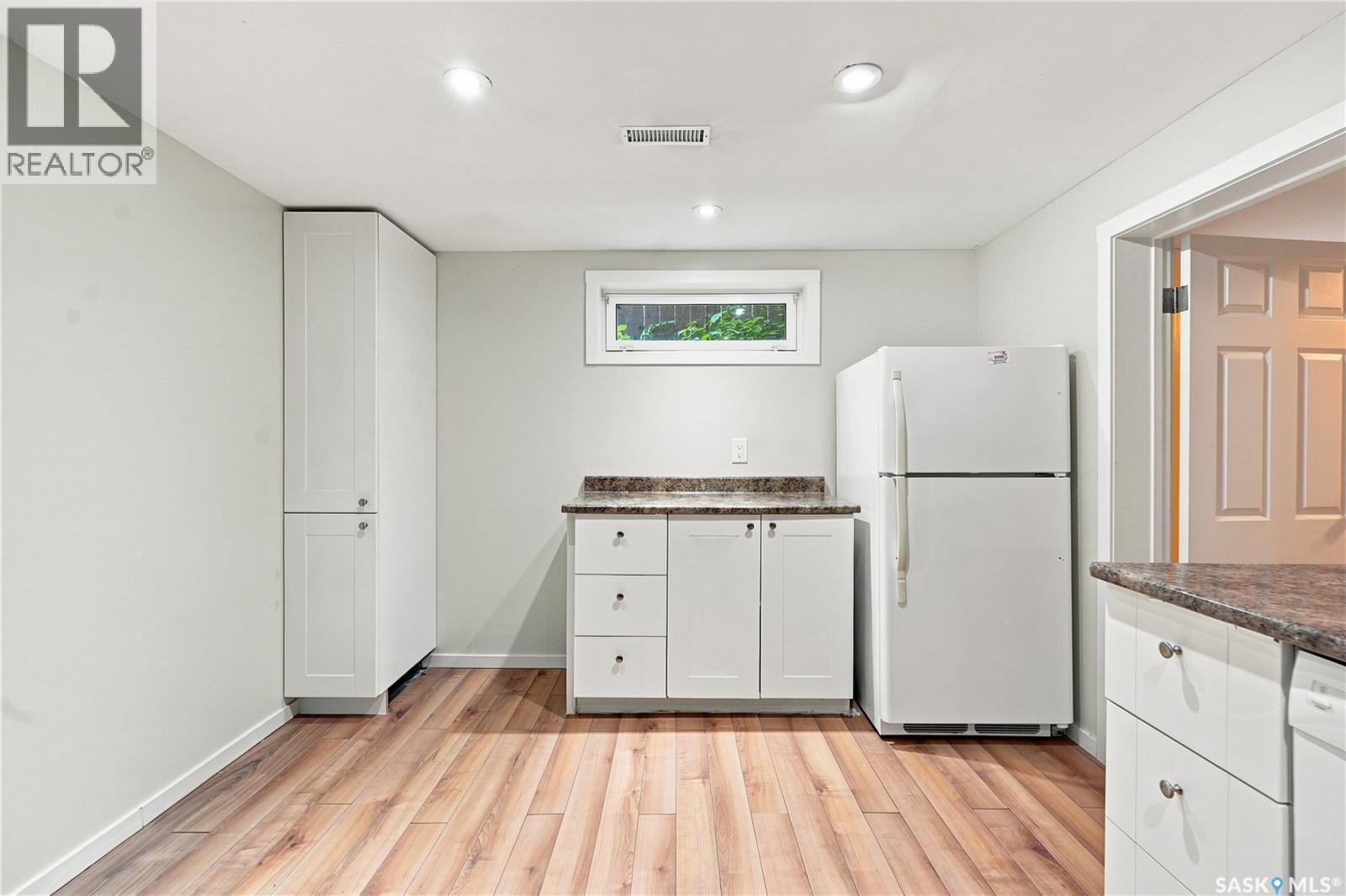 2302 Hanover Avenue, Saskatoon, SK - Indoor Photo Showing Kitchen
