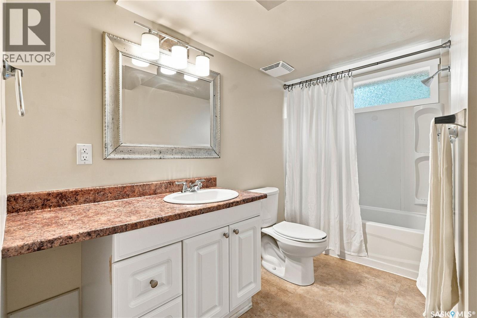 2302 Hanover Avenue, Saskatoon, SK - Indoor Photo Showing Bathroom