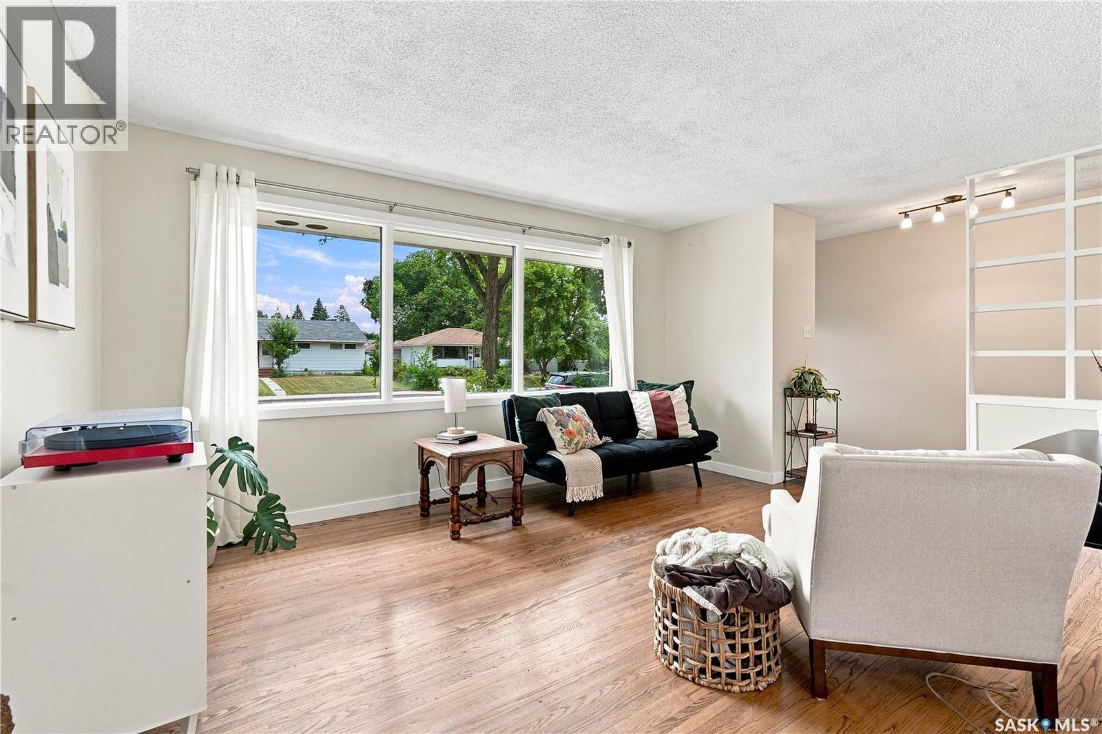 2302 Hanover Avenue, Saskatoon, SK - Indoor Photo Showing Living Room