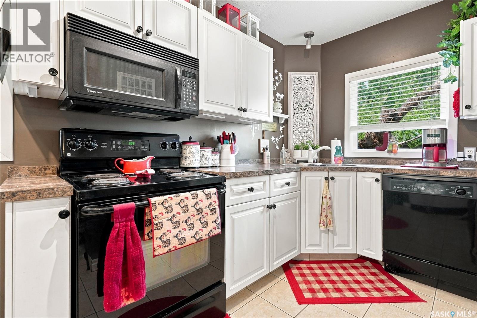4828 8Th Avenue, Regina, SK - Indoor Photo Showing Kitchen