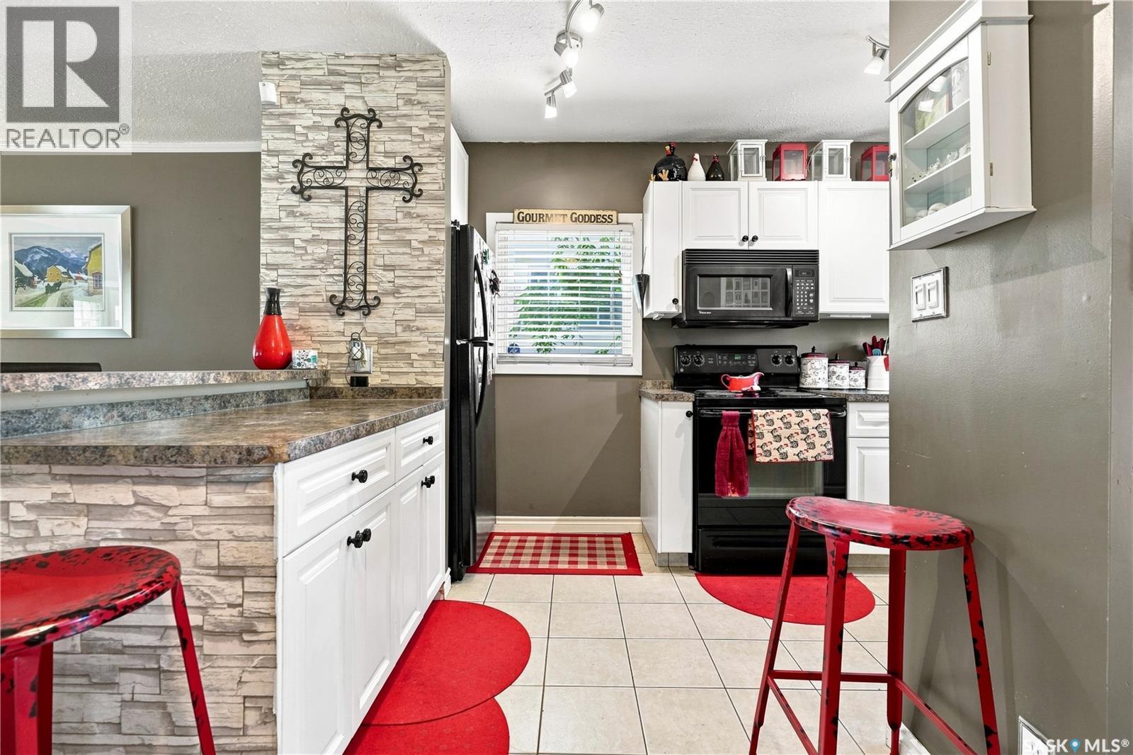 4828 8Th Avenue, Regina, SK - Indoor Photo Showing Kitchen