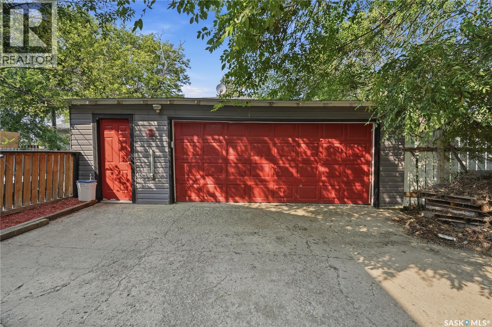 4828 8Th Avenue, Regina, SK - Outdoor