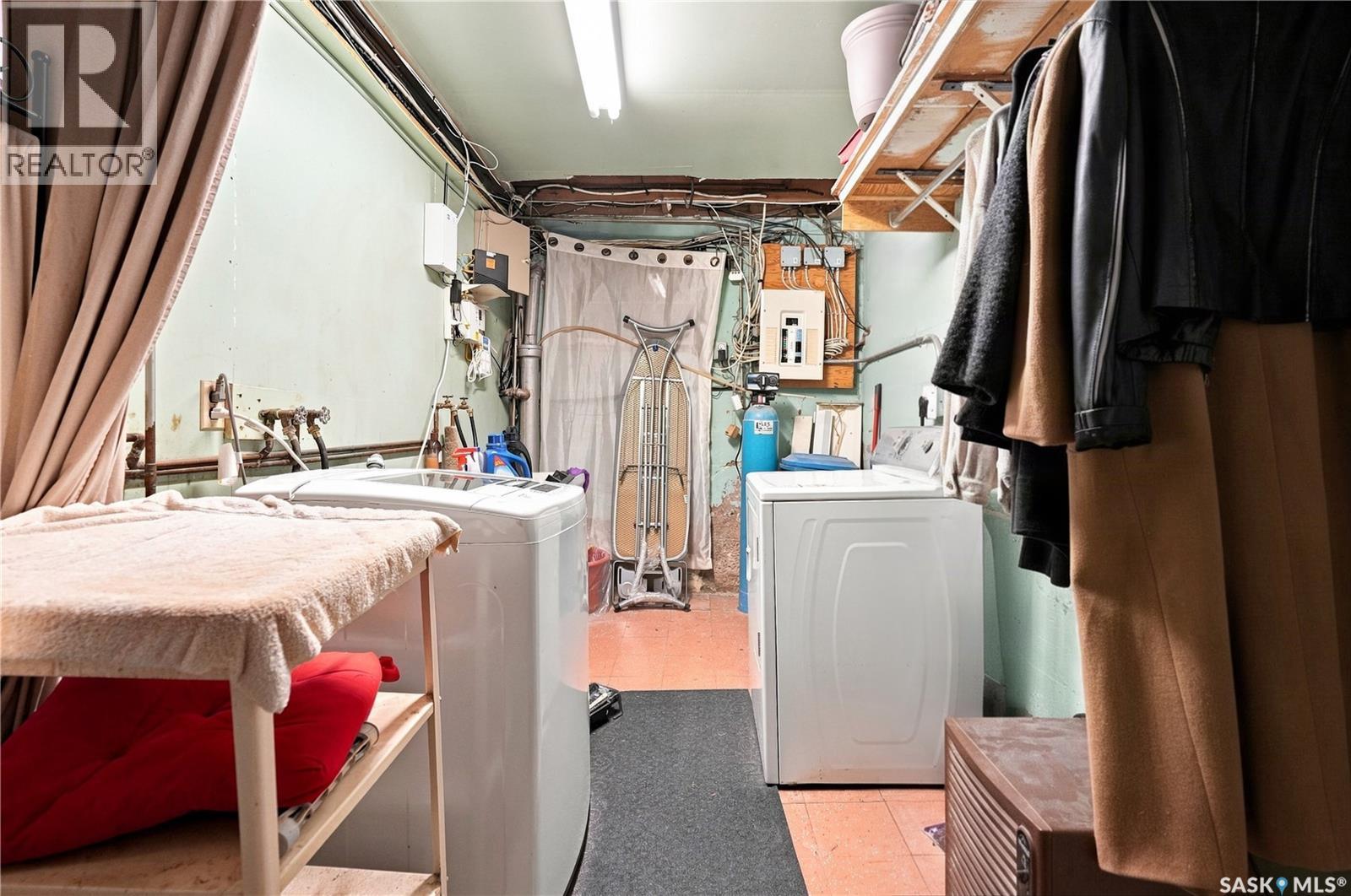 4828 8Th Avenue, Regina, SK - Indoor Photo Showing Laundry Room
