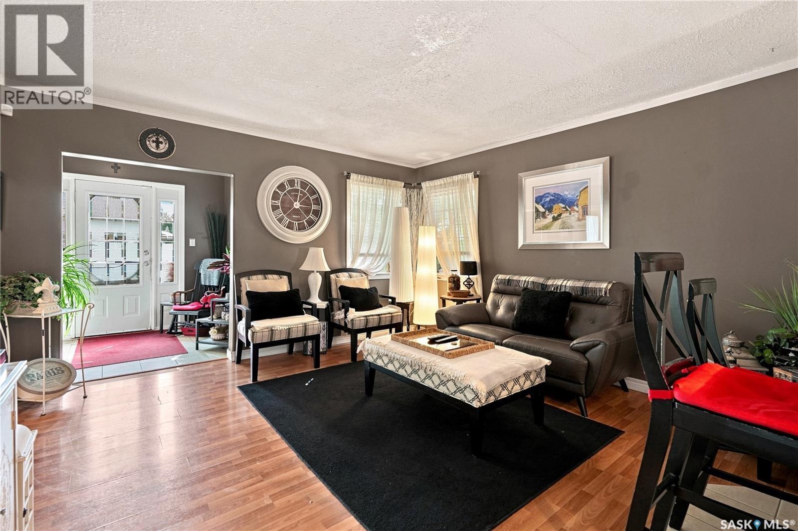 4828 8Th Avenue, Regina, SK - Indoor Photo Showing Living Room