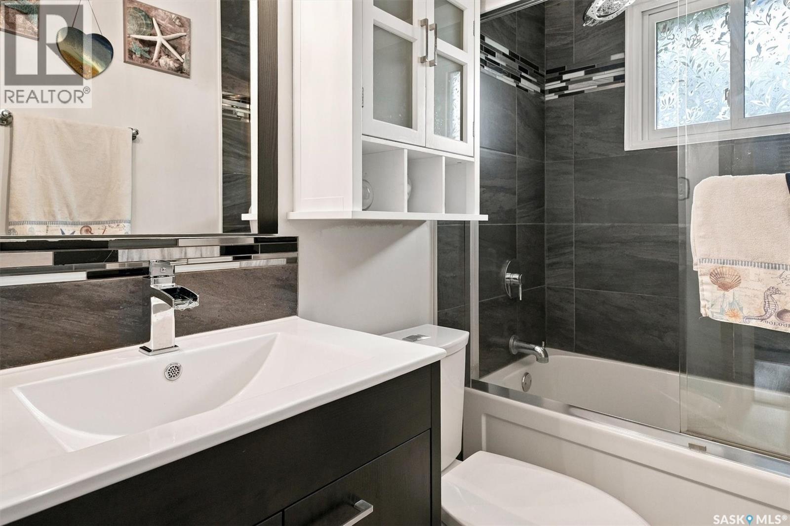 2010 37Th Street W, Saskatoon, SK - Indoor Photo Showing Bathroom