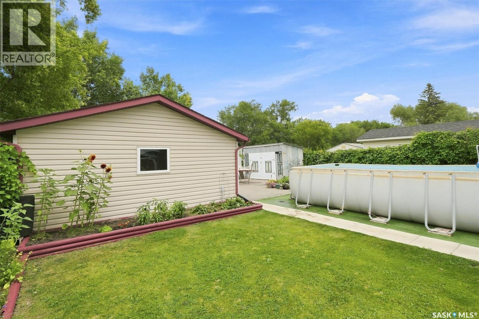 2010 37Th Street W, Saskatoon, SK - Outdoor With Above Ground Pool