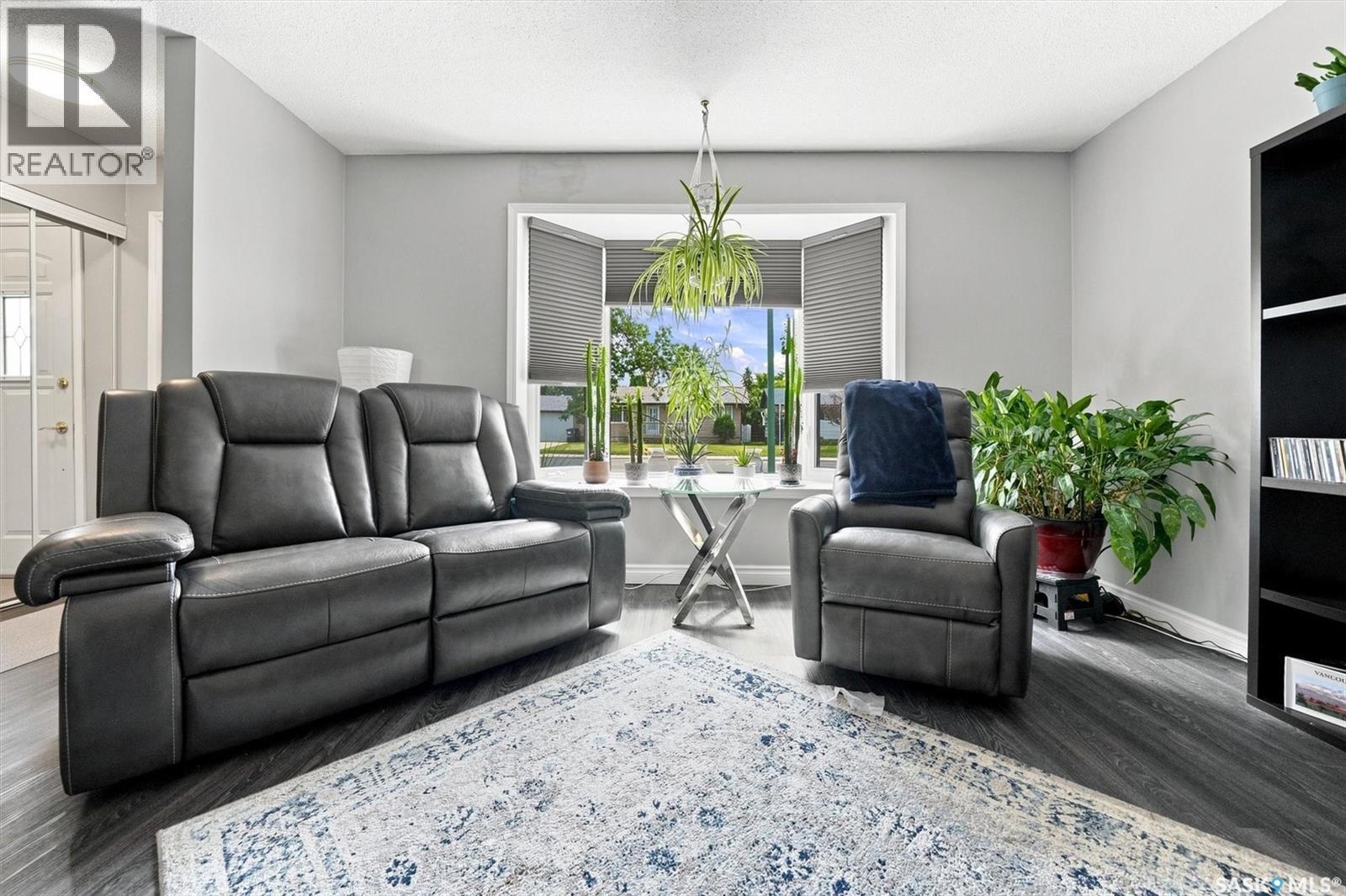 2010 37Th Street W, Saskatoon, SK - Indoor Photo Showing Living Room