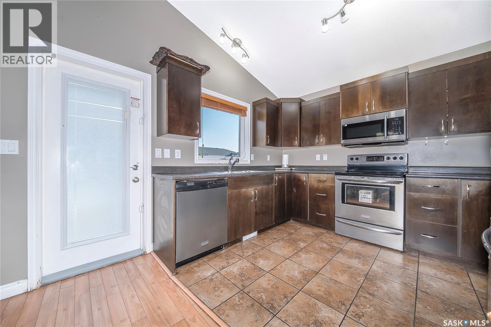 3347 Mcclocklin Road, Saskatoon, SK - Indoor Photo Showing Kitchen