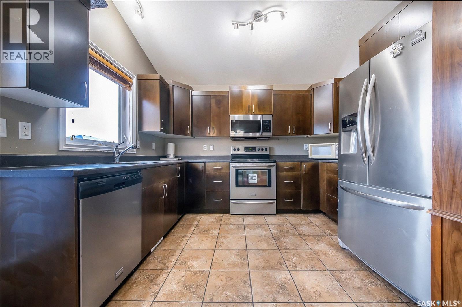 3347 Mcclocklin Road, Saskatoon, SK - Indoor Photo Showing Kitchen
